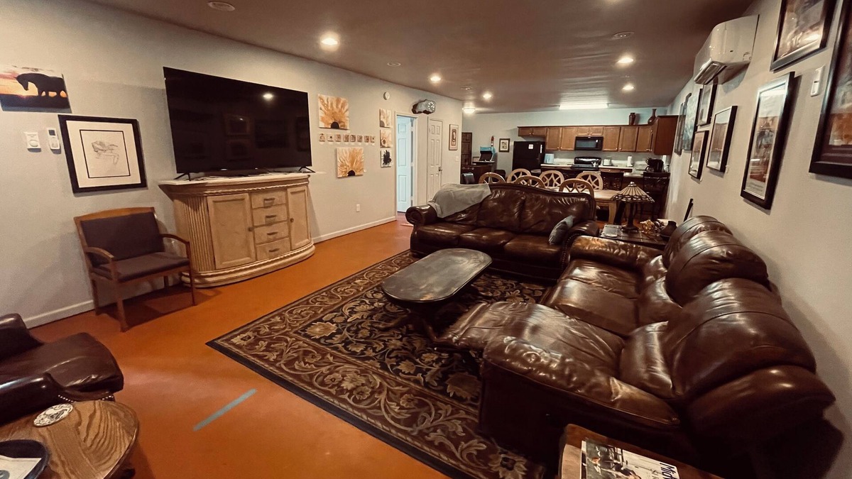 Minot Apartment | Huge Historic Downtown Minot 3bd Apartment