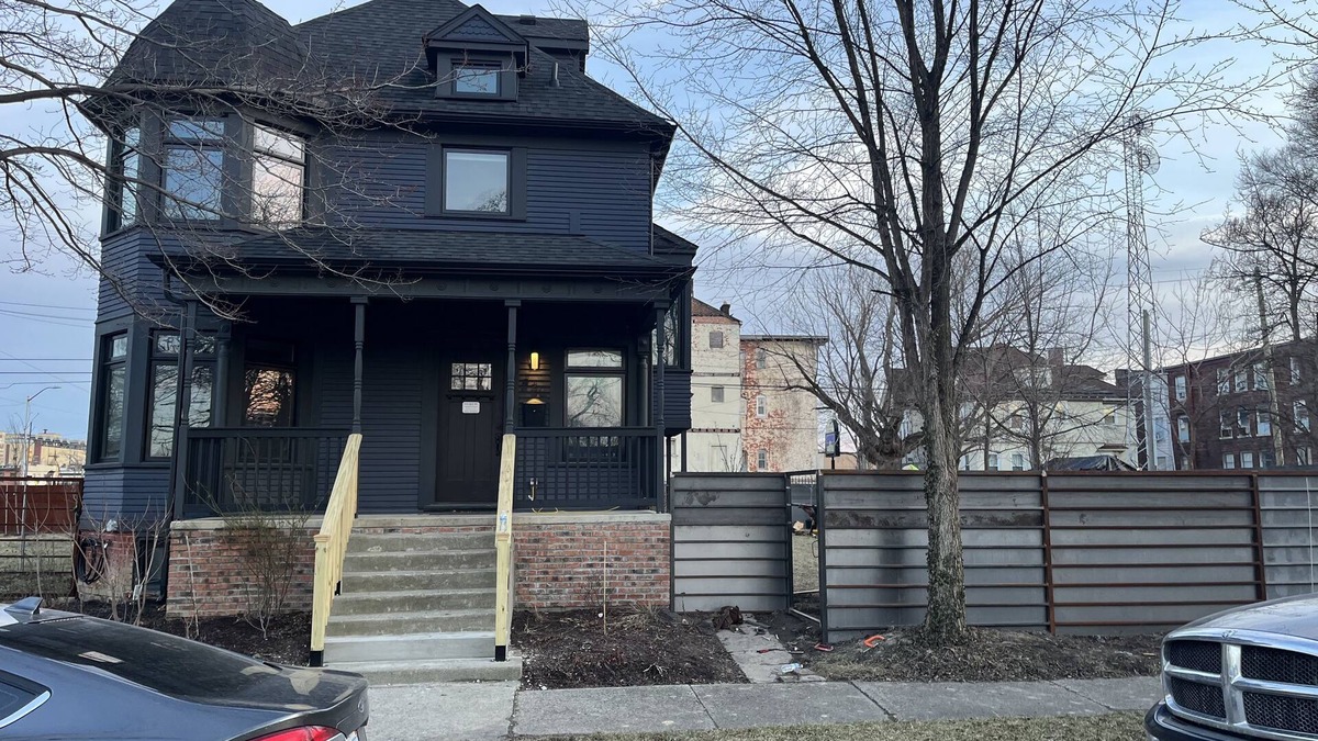 Detroit House | Huge Historic Home with Even Bigger Private Yard