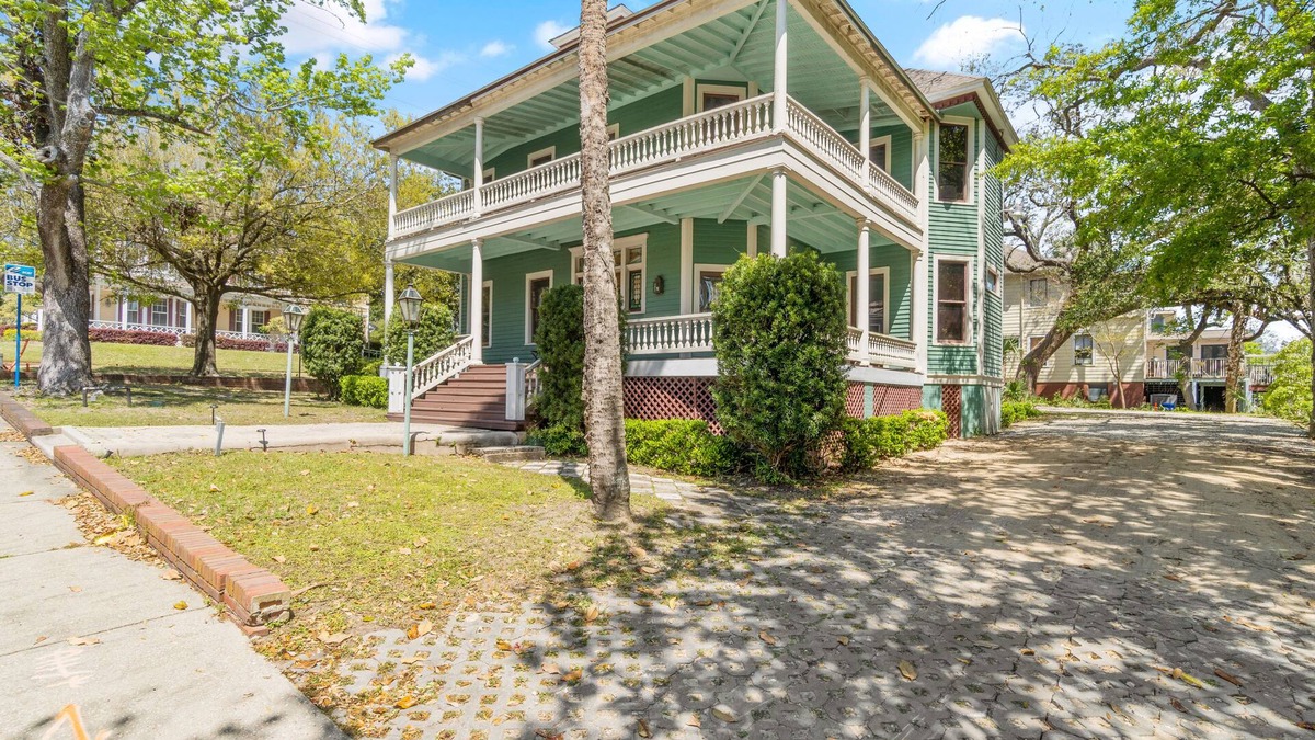 Downtown House | Huge Historical Mansion for Groups Downtown Pensacola 1 Block from Palafox St
