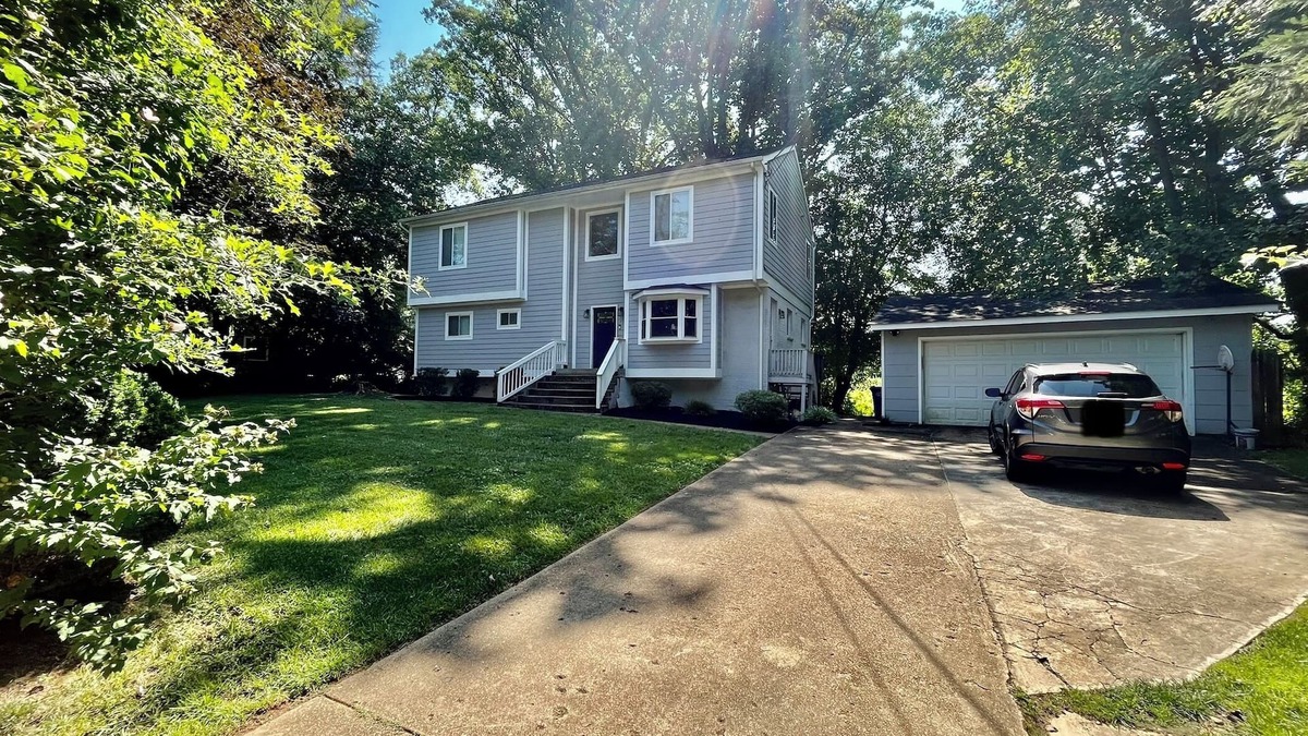 Idylwood House | Huge home 15 min to DC 10 min to Tyson’s 4bed+den 3.5ba 2 car garage sleeps 10