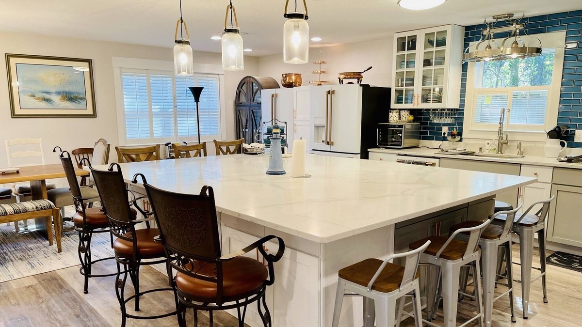 Wright House | HUGE Home with POOL, Sauna, short drive to the BEACH! Sleeps 10 Central Location