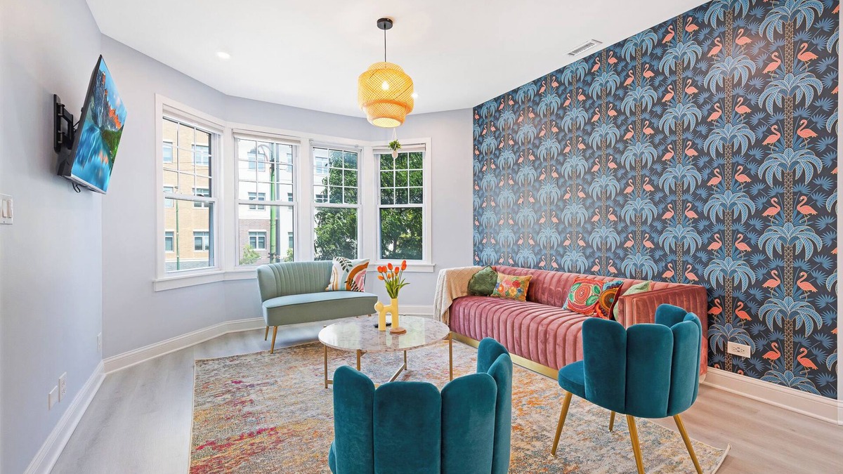 Lakeview House | Huge Jungle Retreat w/Ping Pong + Huge Basement. Walk to Wrigley, Restaurants