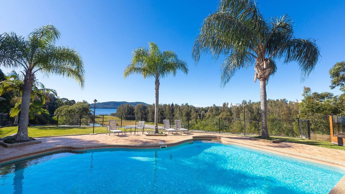 Whoota House | Huge Lake front property close to Blueys Beach and Seal Rocks