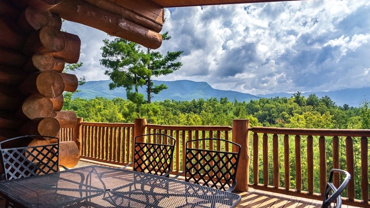 Pittman Center Cabin | Huge Log Cabin | Owner Managed | Mtn Views | Fire Pit | Lawn | Brook | Swing Set