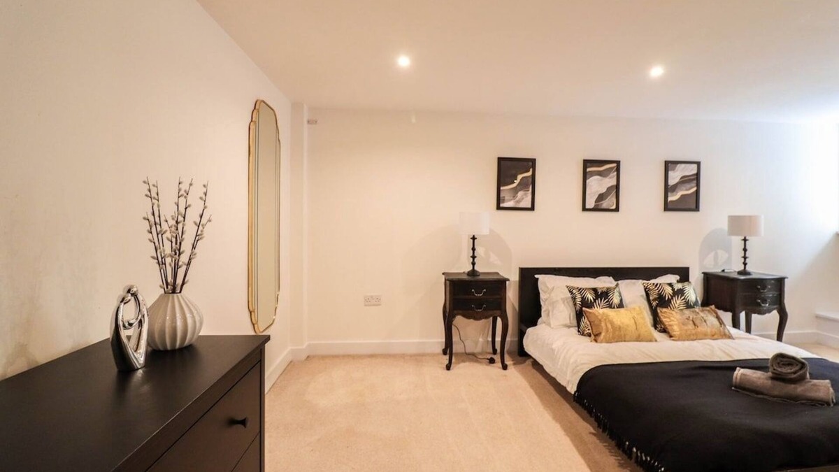 Vassall Apartment | Huge London 2 Bed Flat w/Parking