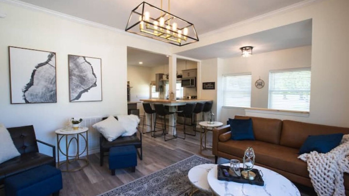 Seelyville House | Huge Main Bedroom with En-suite Close proximity to Rose Hulman