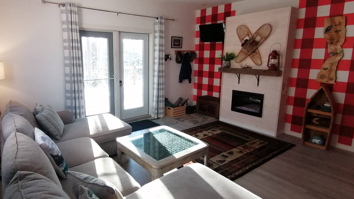 Hinton House | Huge mountain-themed home steps to forest trails, 15 min to Jasper National Park