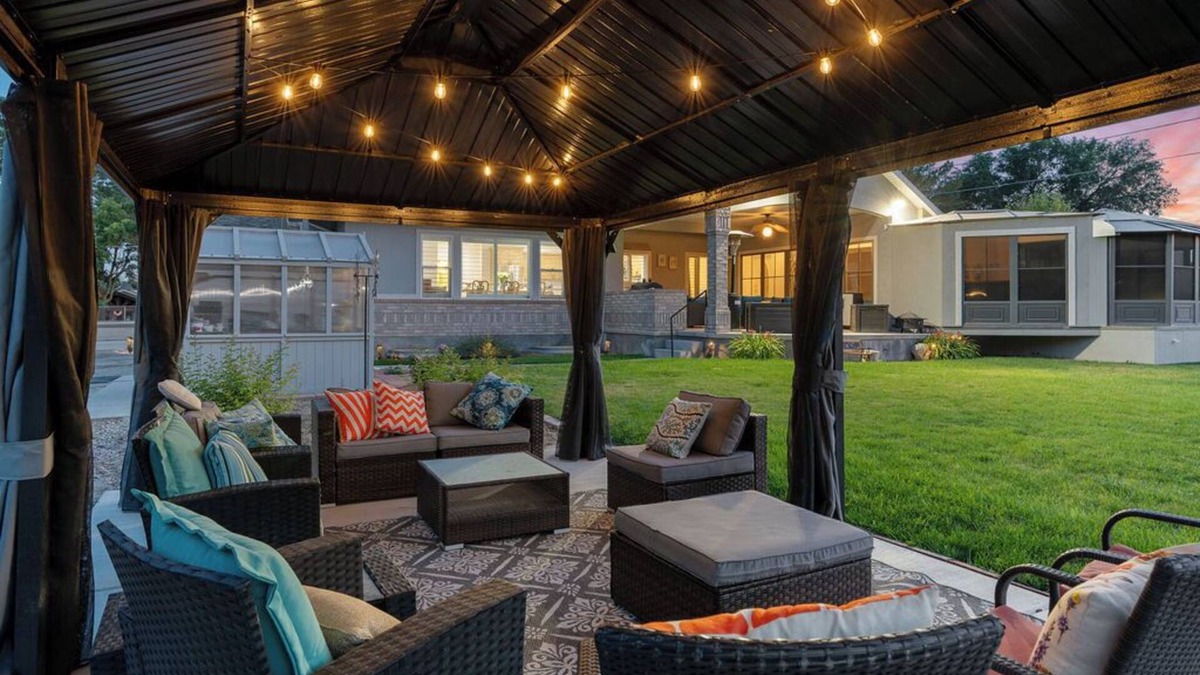 Riverton House | HUGE reunion ctr 30+, 16 BR, 8.5 bath, pets