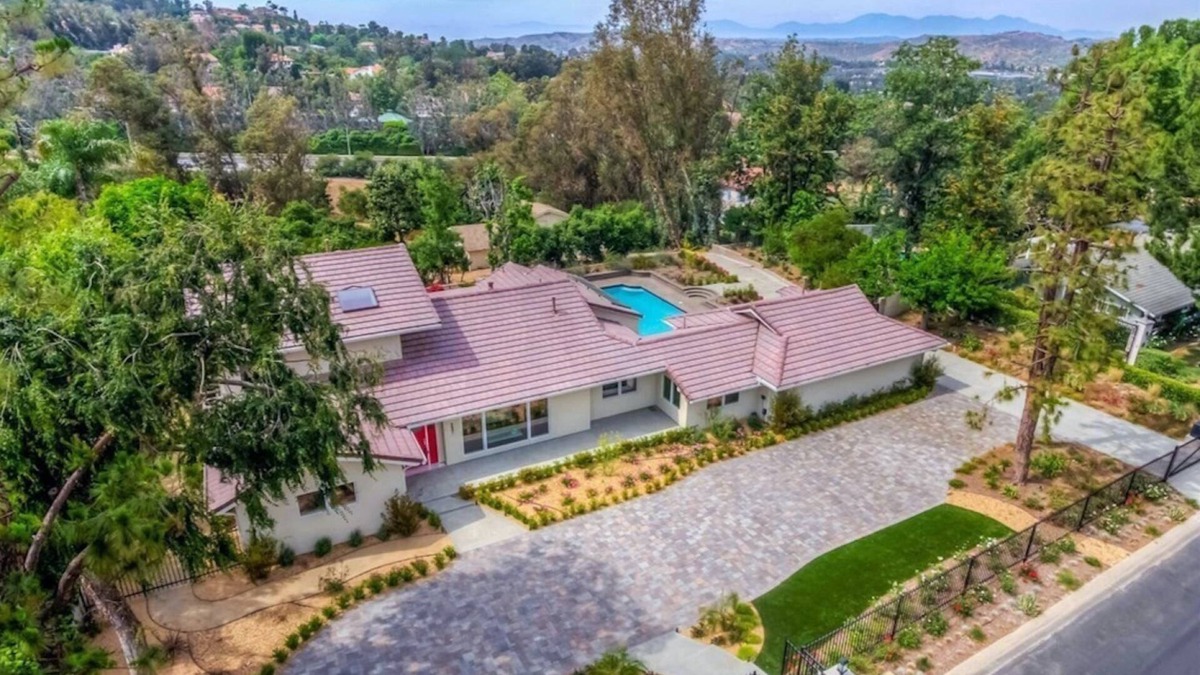 Cowan Heights House | Huge Secluded Cowan Heights Home, Pool, Entertainers Delight (4 beds/5 baths)