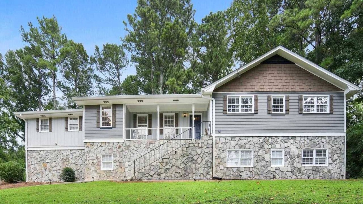 Lilburn House | HUGE & Secluded Home ,9 full beds 30min from CITY