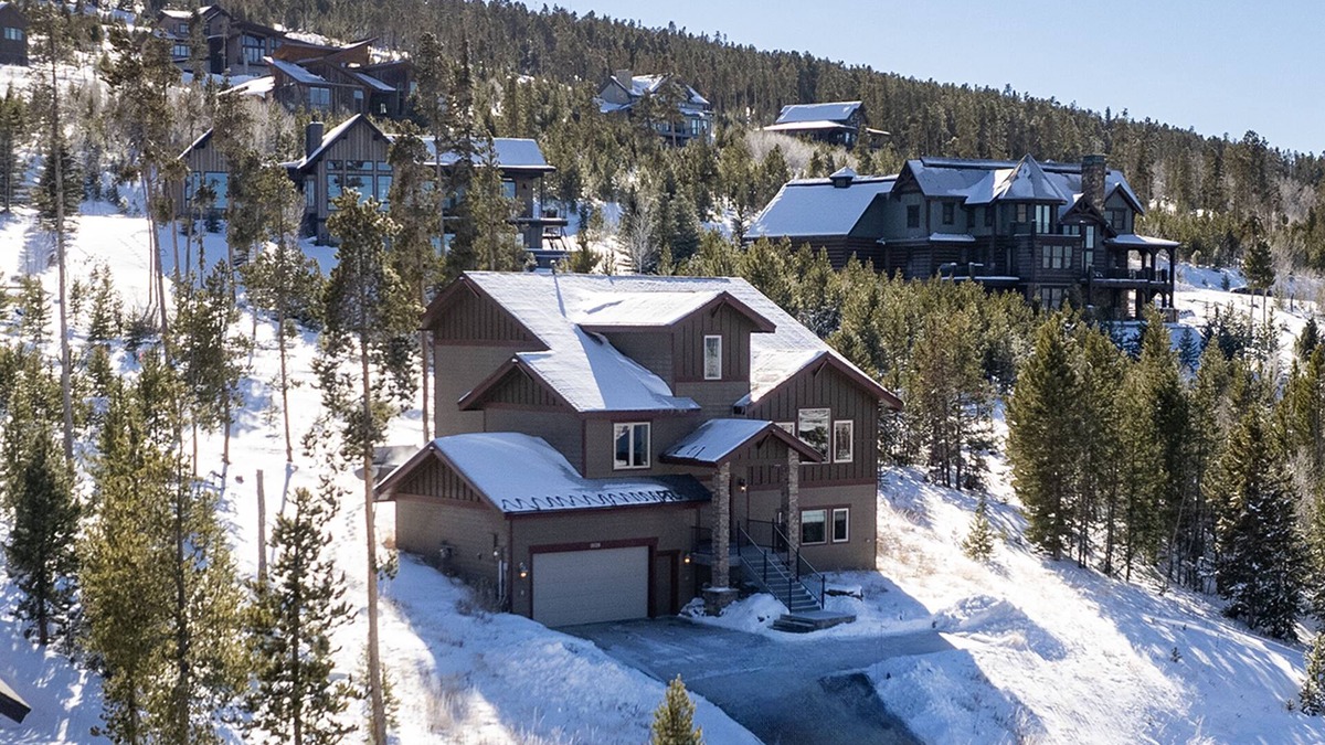 Granby House | Huge Ski in/Out, 5 King Suites, Hot tub, Large Groups!