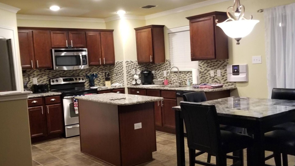 Southside House | Huge spacious home great for a San Antonio Getaway! 5 min from BMT grad!