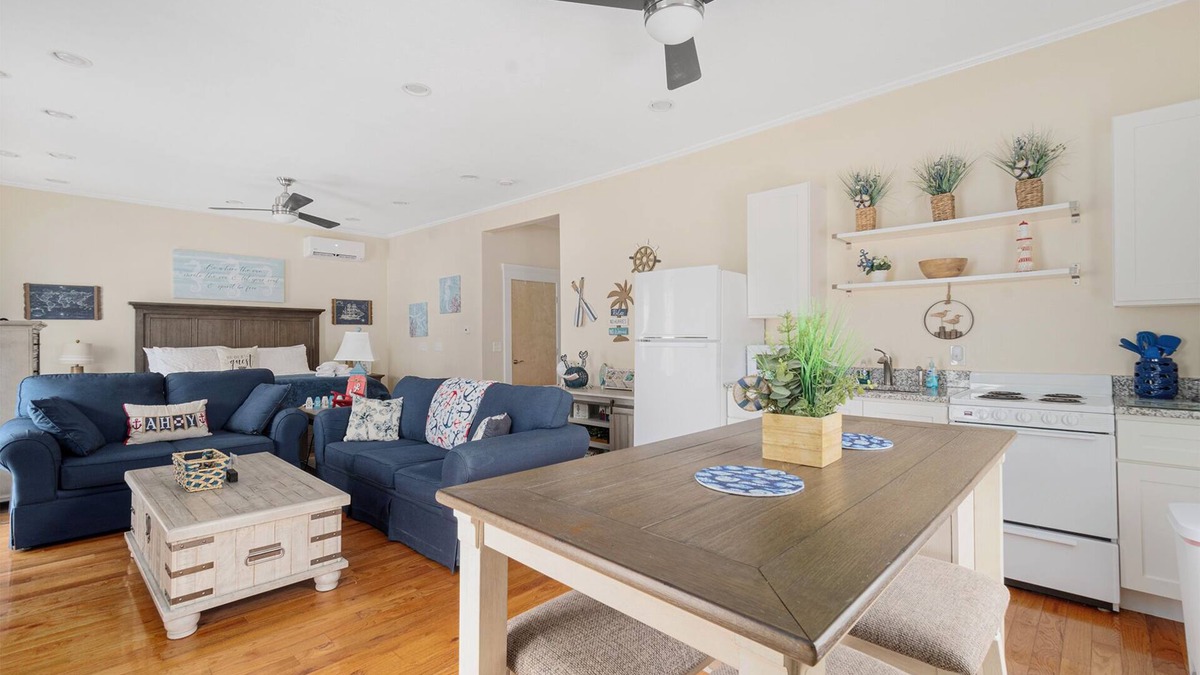 Bristol Apartment | Huge Studio on State St. Bristol - On parade route