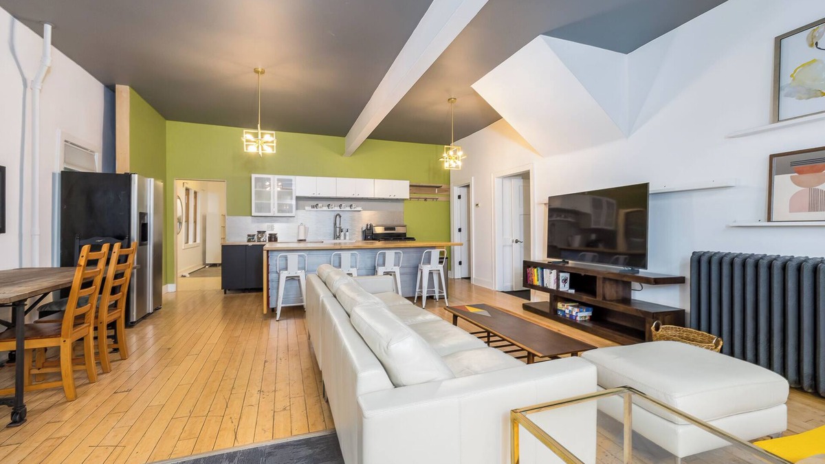 Macalester - Groveland House | HUGE & Sunny 16 Bed Home~Arcade~ Event Space~Theatre, in the BEST Location!