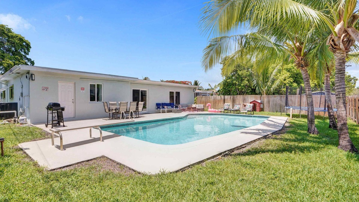 Hollywood Hills Villa | Huge Villa with Heated Pool, Trampoline BBQ Games