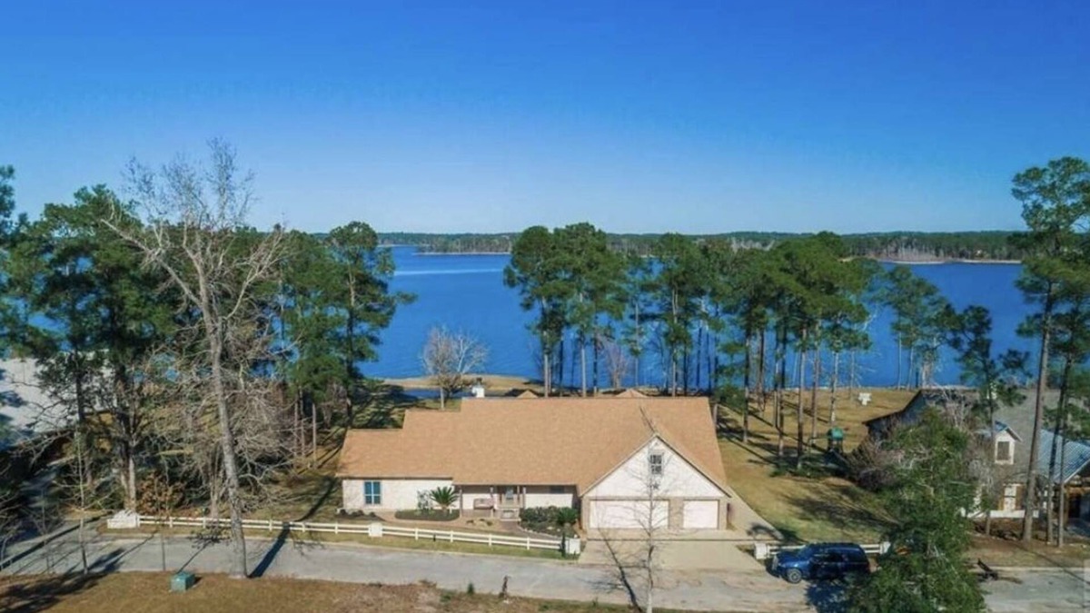Brookeland House | Huge waterfront lake house with spacious yard & amazing views!