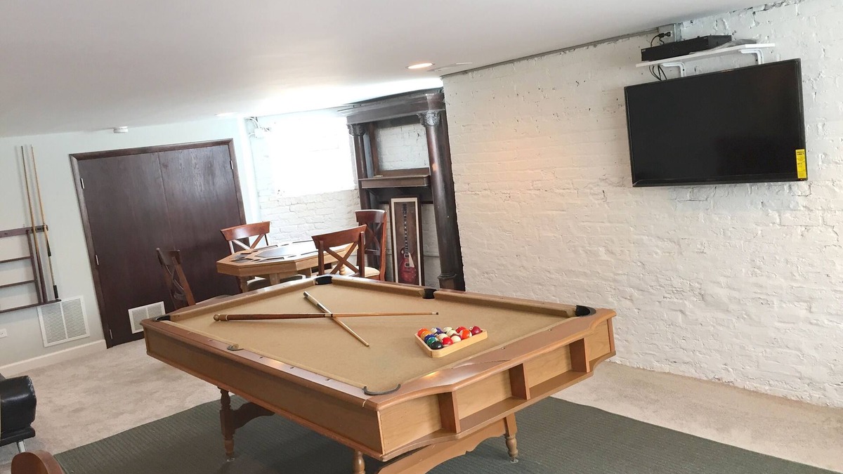 Wrigleyville House | Huge Wrigleyville Beauty -10 beds and 5 baths in the heart of it all!