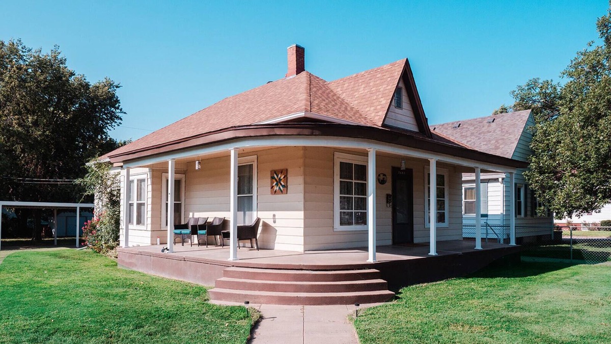Great Bend House | Huge Yard & Pet Friendly! Walking Distance to Main Street - Historic Home
