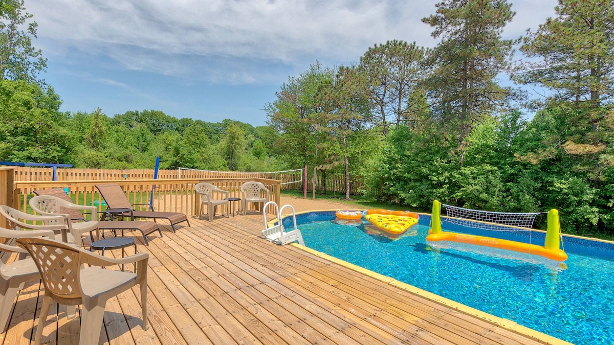 Alto House | HUGE Yard: Pet-Friendly Playground HotTub FirePit & More! ★ HandicapAccessible