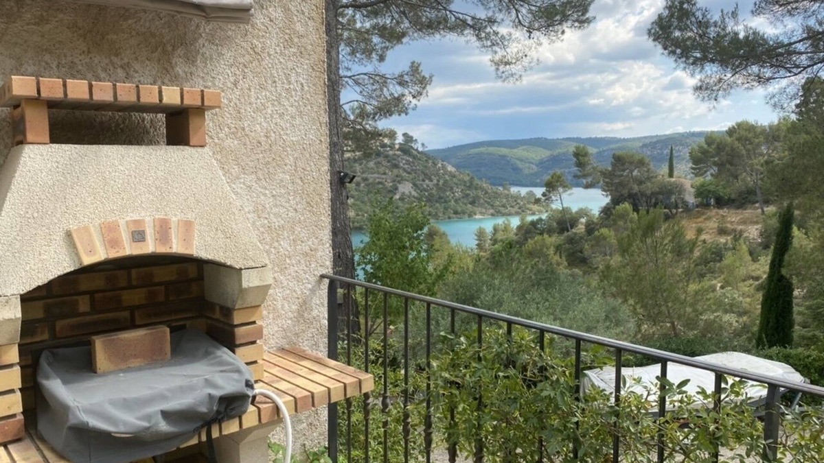 Esparron-de-Verdon Apartment | Hugo's Garriga with its terrace and private access to Lake Esparron de Verdon
