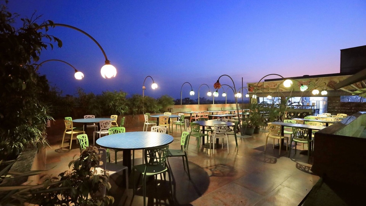 Vallabh Vidhyanagar Hotel | Humming Bird Hotel & Banquet