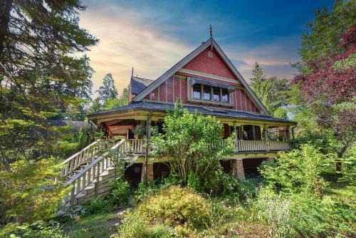 North Oyster Bed & Breakfast | Hummingbird Gardens B&B