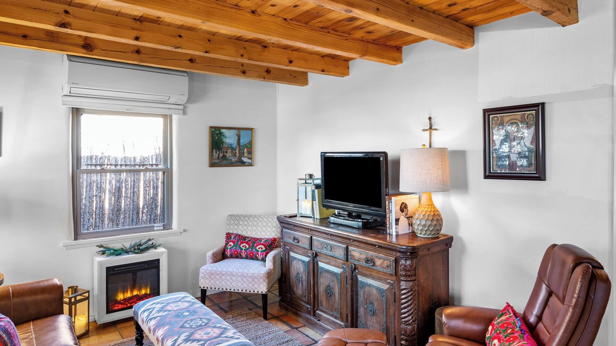 Southside House | Hummingbird House, 3BD/2BA Charmer, Firepit, Patio