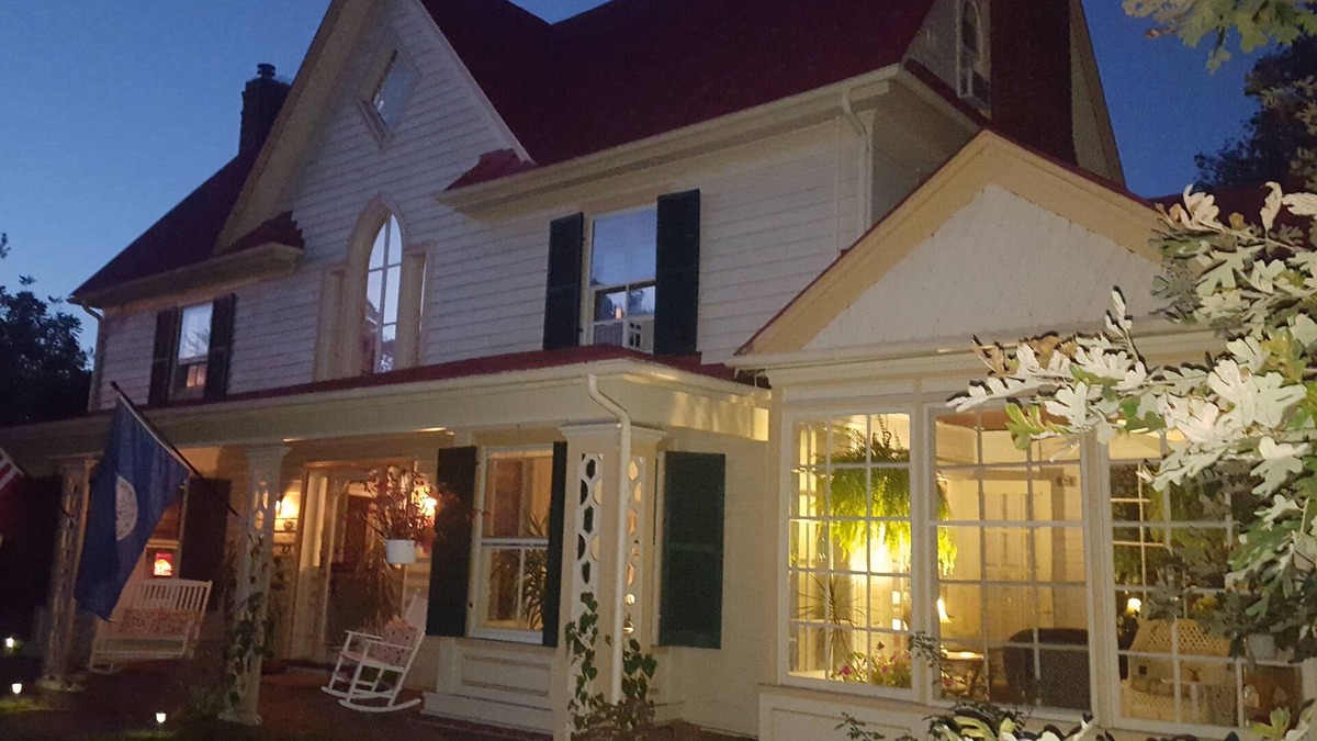 Goshen Bed & Breakfast | Hummingbird Inn