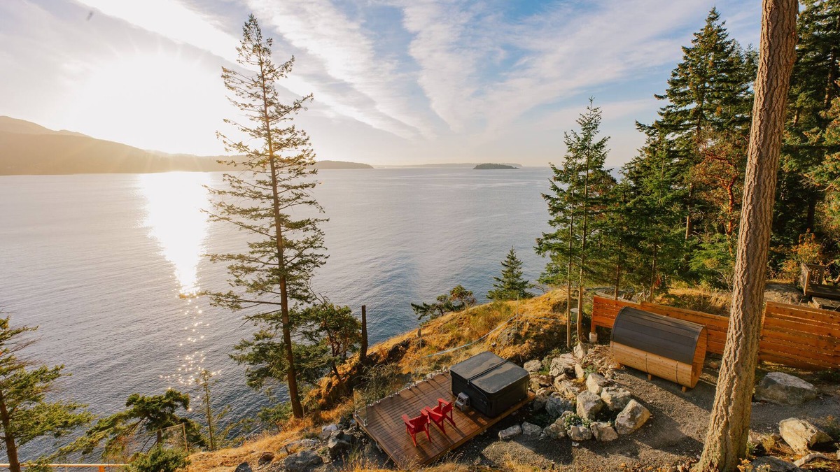 Bowen Island House | Hummingbird Oceanside Suites: Cypress Mountain Suite