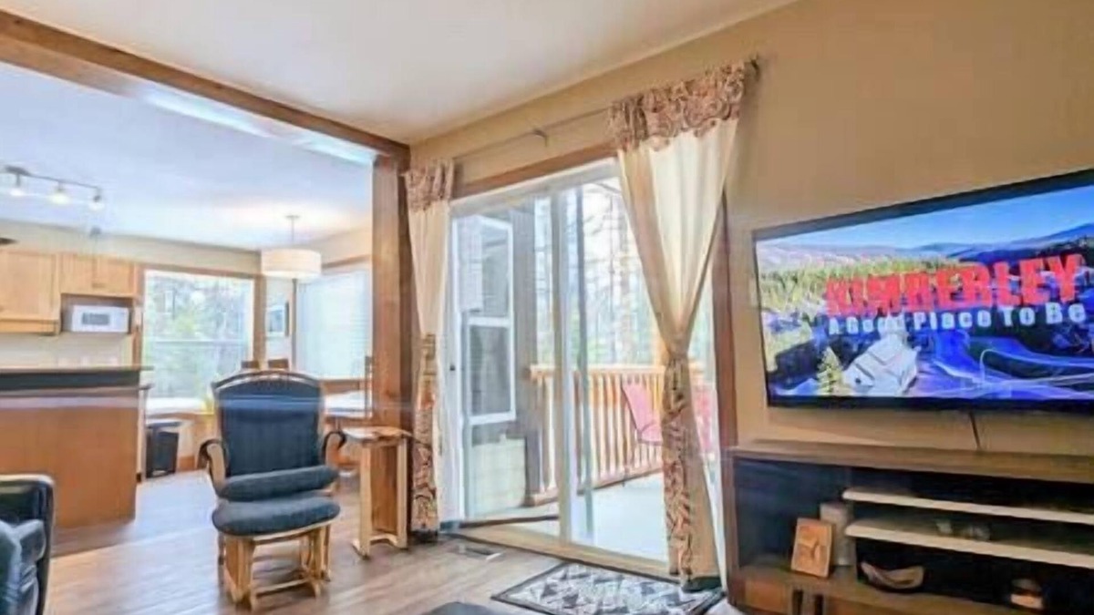 East Kootenay House | Hummingbird Suite Walk to Base of Ski Hill