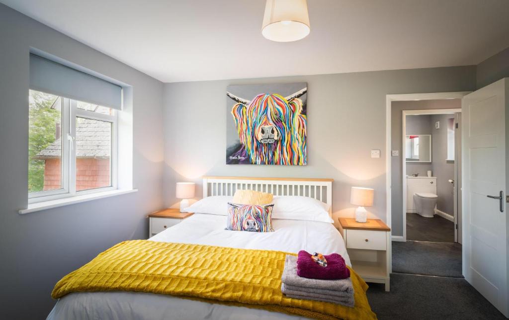 Poltimore House | Hunters Lodge Exeter, Free Parking, Country Views, Great Wi-Fi, Large Garden