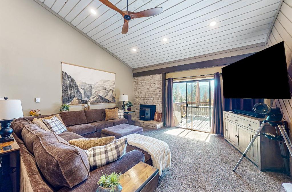 Lakeshore Apartment | Huntington Lake Condo #102