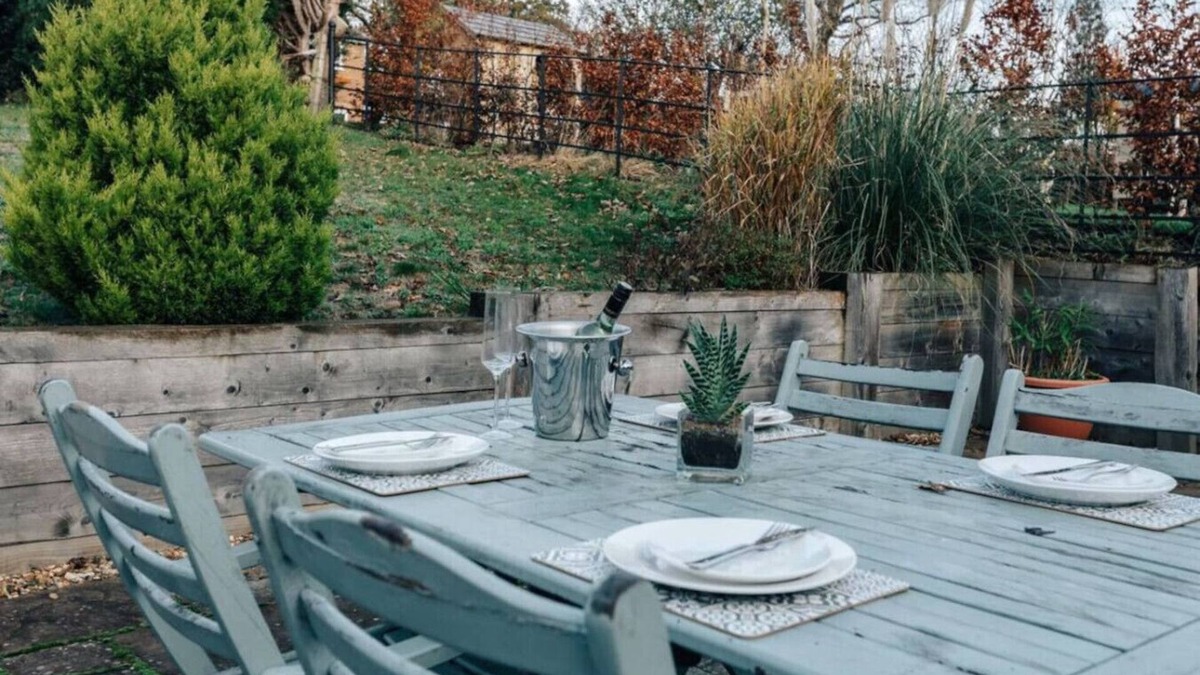 Henley House | Hunts Cottage - Pet Friendly - From 200 Per Night