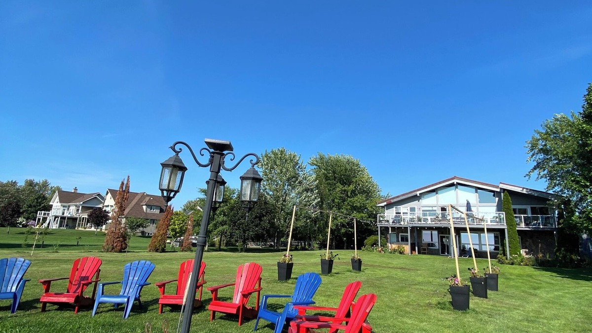 Ashfield-Colborne-Wawanosh Cottage | Huron waterfront cottage 8bed/4bath 20+guests/Hotub/2pets/outshower/beach.