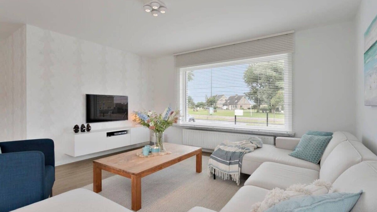 Westende House | Huswell - Spacious seaside bungalow with garden
