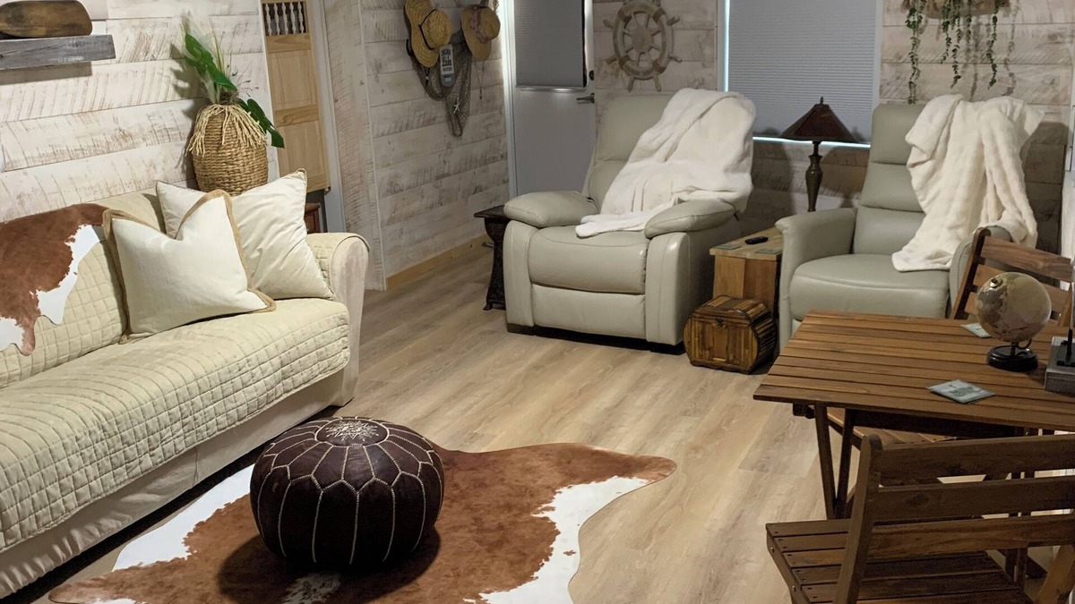 Lakeport House | Hyde’s Hydeaway