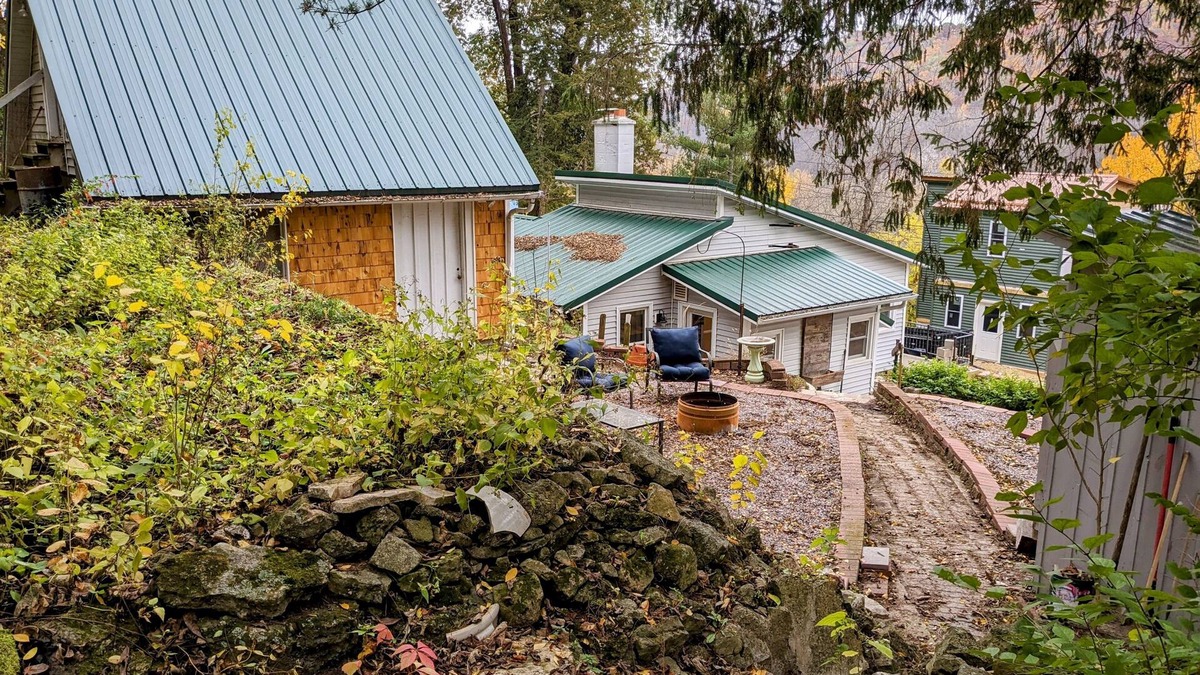 Lynxville House | Hygge Hideaway. Pet friendly, cozy retreat & 3 minute walk to the river!