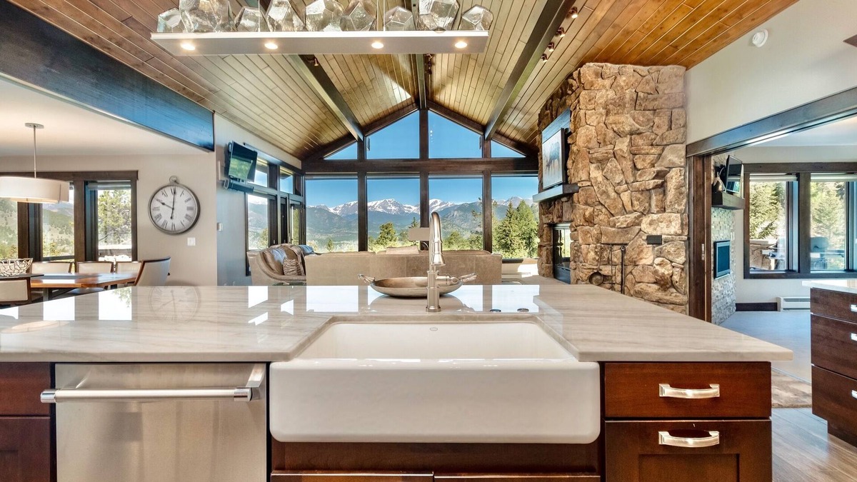 Windcliff Estates House | Hyler Mountain Lodge Luxury Vacation At Windcliff 5 Bedroom Home by RedAwning