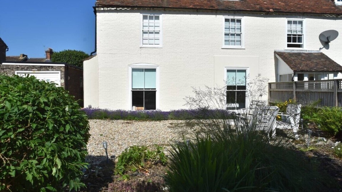 Hythe Apartment | Hythe - centrally located ground floor apartment with a musical theme