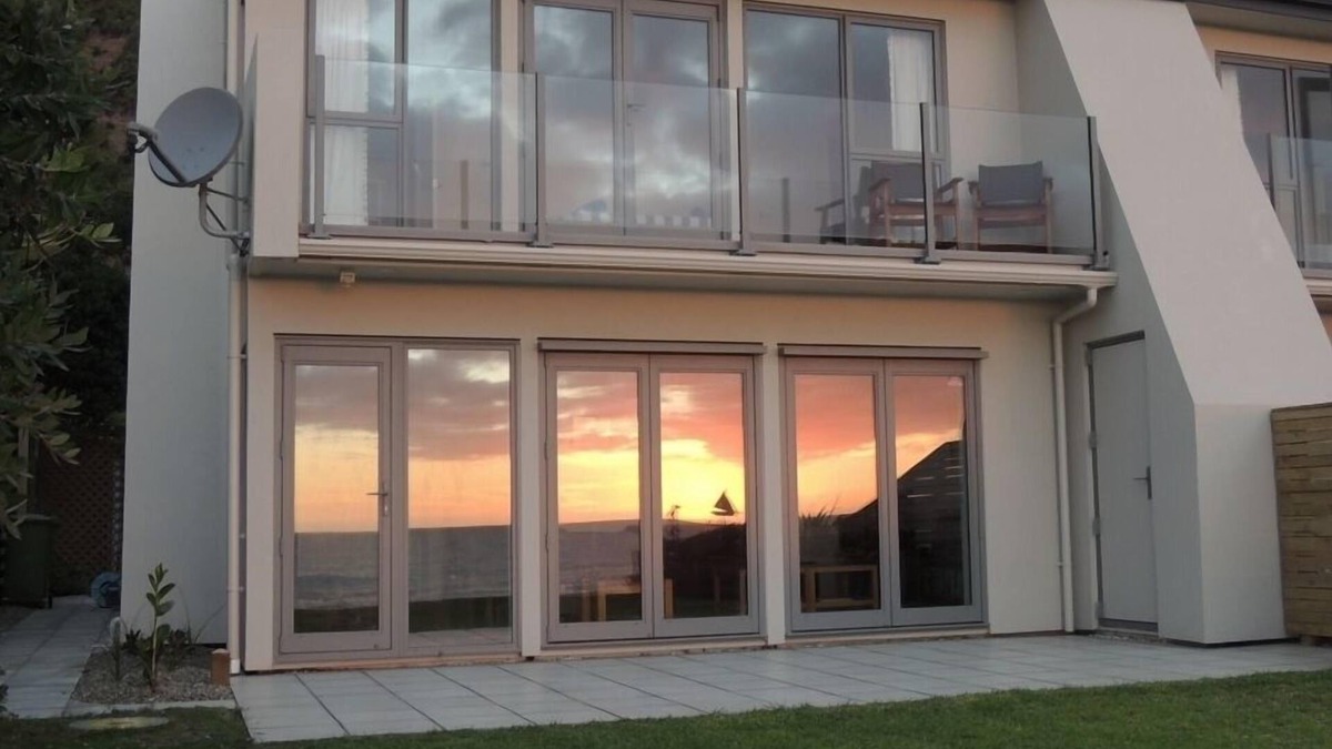 Paekakariki House | I minute from beach. Relax,enjoy wonderful views of sea, sunsets, Kapiti Island.