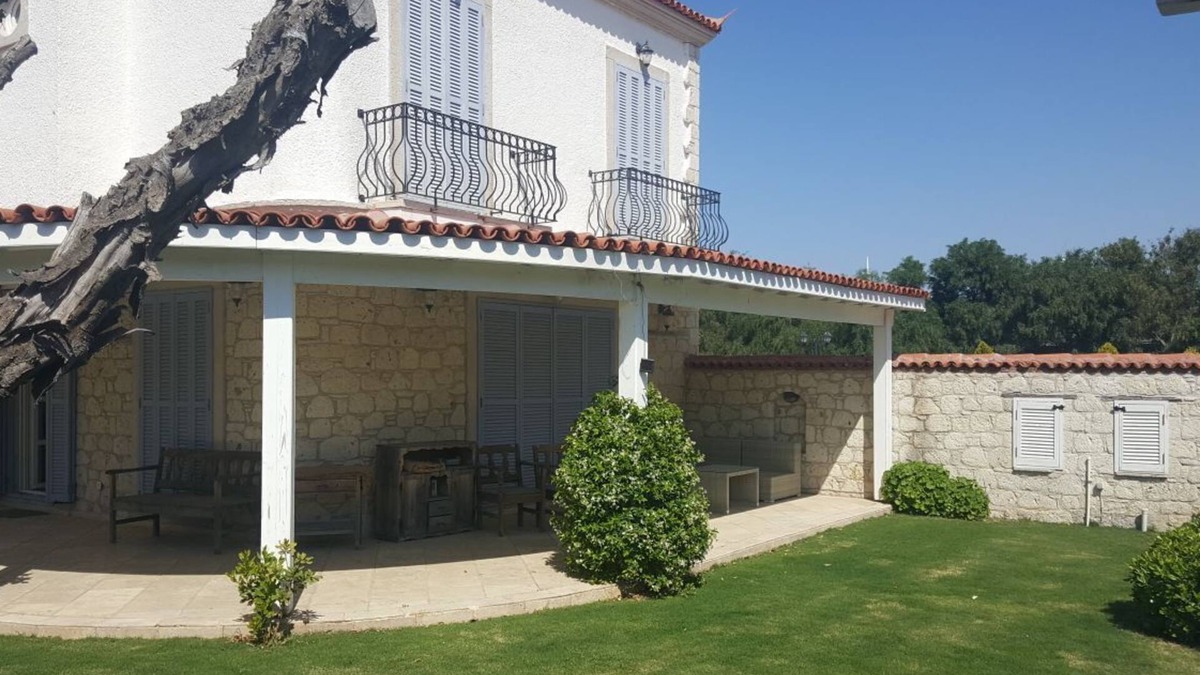 Sifne Mahallesi Villa | İzmir Çeşme'de özel havuzlu lüks tatik villası