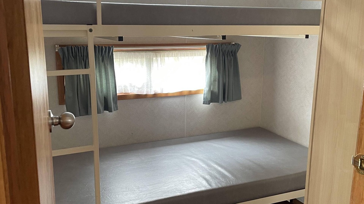 Strathmerton Cabin | IBIS Cabin, Sleeps 6, 3 bedroom, 1 x bathroom, living and kitchen,BBQ Deck Area.