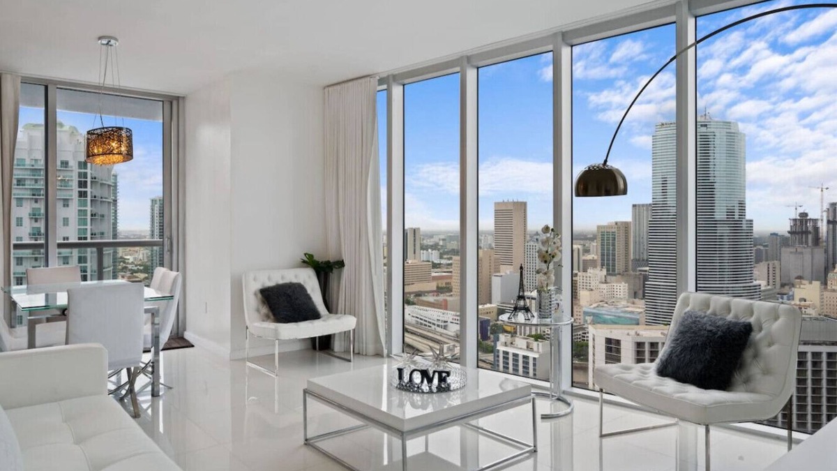 Downtown Miami Apartment | Icon Brickell 2BR Poolside Paradise in the Sky