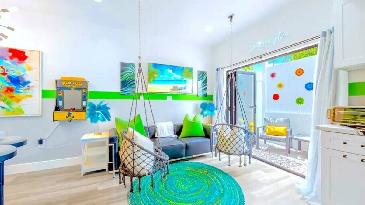 North Hollywood House | Iconic "2 in 1" Haven near Universal Studios: 2 Hot Tubs, Sleeps 21, Parking!