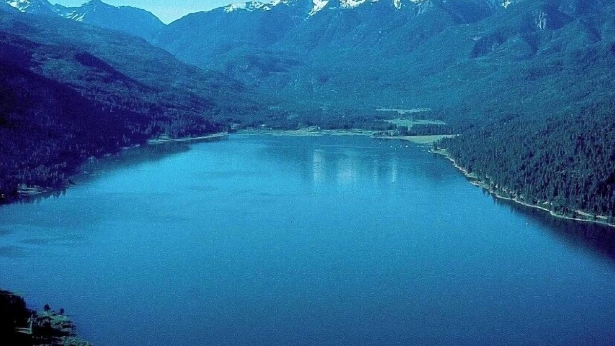 Bayfield House | Iconic 4 BR 5 Ba Log Chateau on Vallecito River & Lake, 12,000 to 14,000 Mtns.