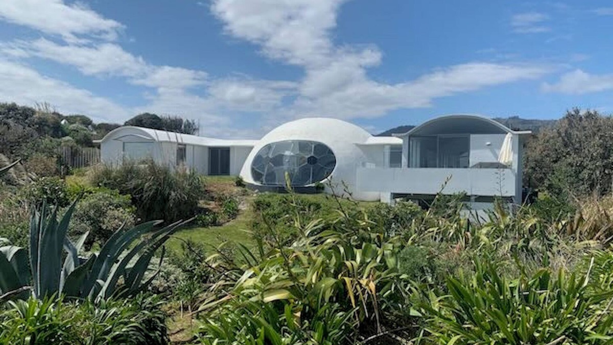 Peka Peka House | Iconic & Curvaceous Beach House