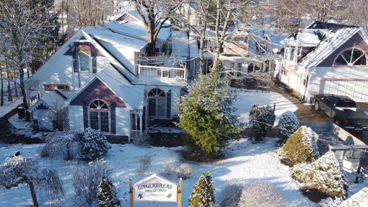 Wolfville Bed & Breakfast | Iconic Gingerbread House Inn