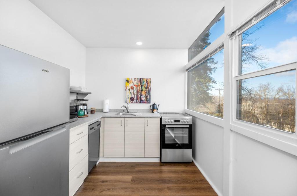 Cliff - Cannon Apartment | Iconic Modern Stay w Free Parking
