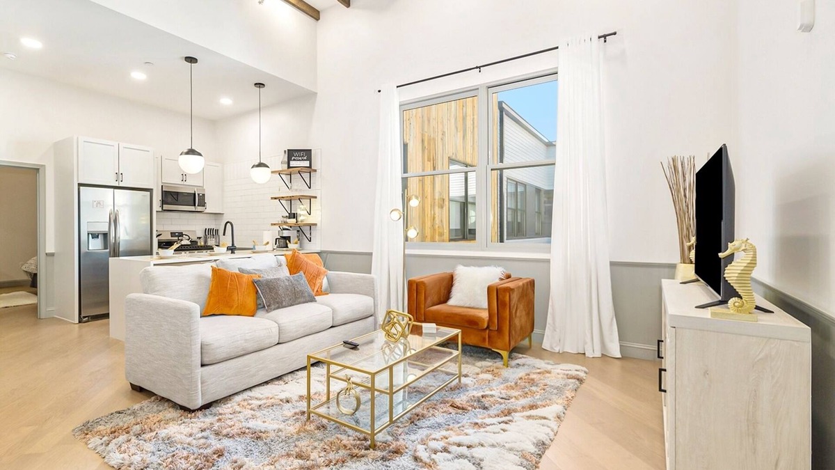 Central City Condo | Iconic Morris Ave condo retreat sleeps 6 +rooftop