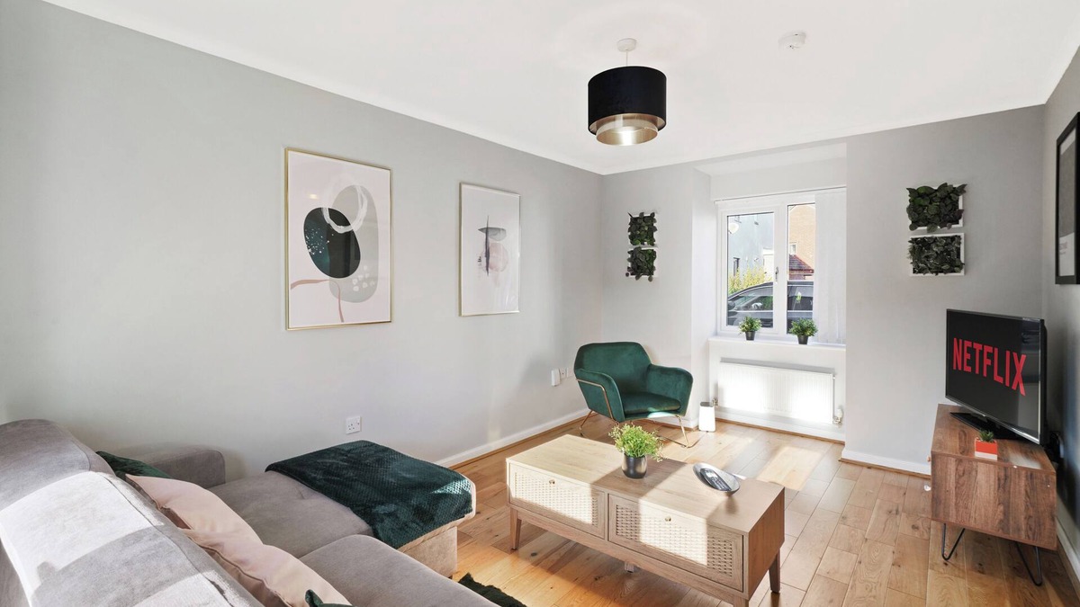 Wolverhampton House | Ideal 3 bed House in Wolverhampton - Parking